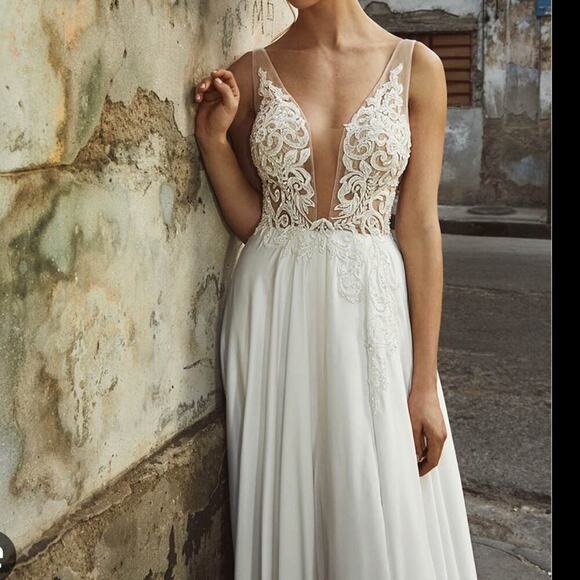 NWT L’amour Claudia White Lace Plunge Neckline Wedding Dress with Slit Size 6 - Picture 2 of 16